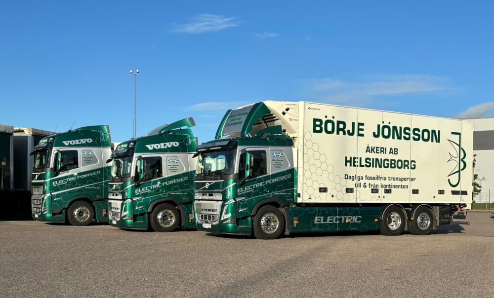 Tre eldrivna lastbilar från Börje Jönsson Åkeri.