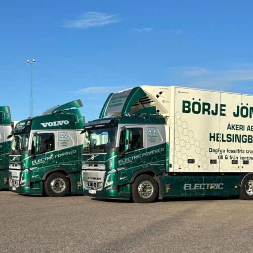 Tre eldrivna lastbilar från Börje Jönsson Åkeri.