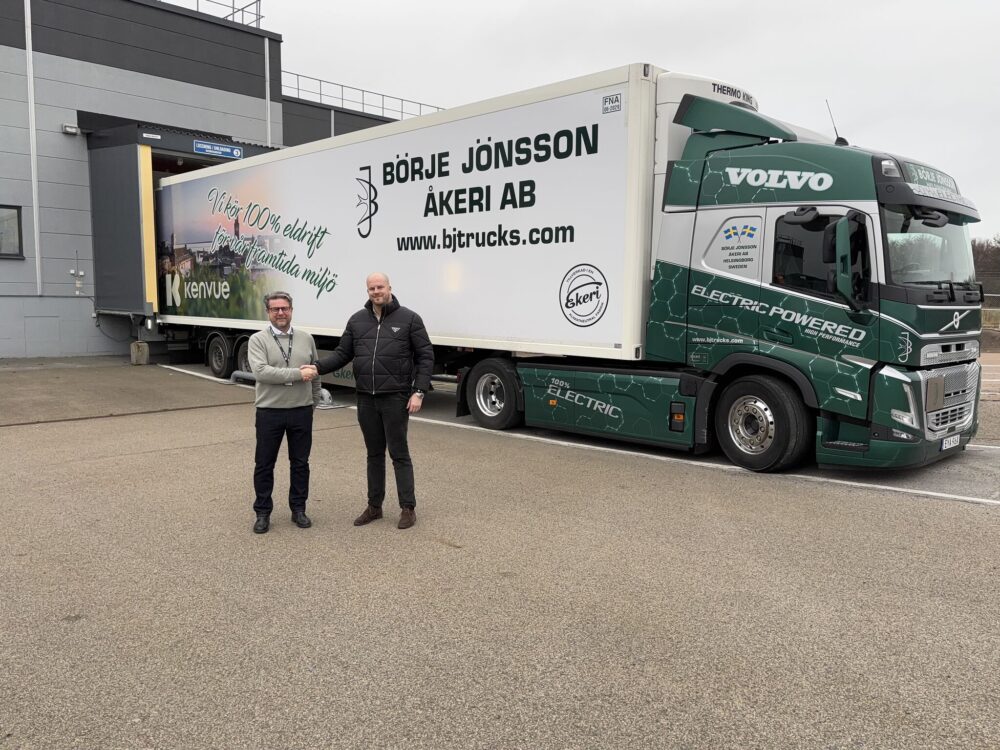 Vit och grön lastbil.