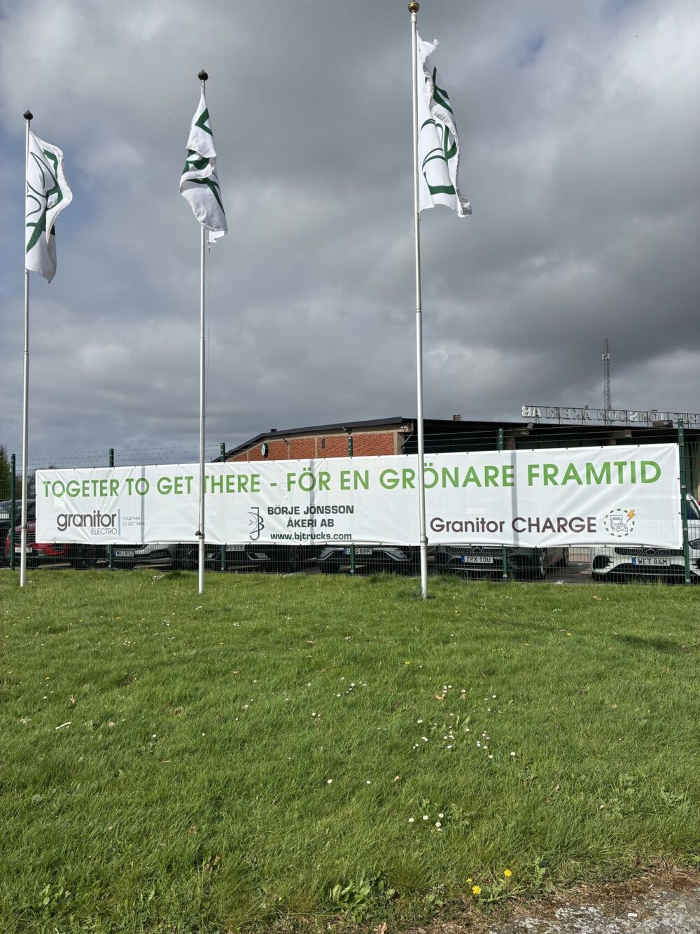 Tre flaggstänger och en skylt som gör reklam för Börje Jönsson Åkeri.