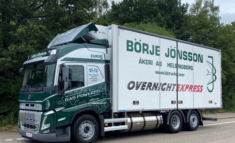 Grön och vit lastbil med Börje Jönsson logga.