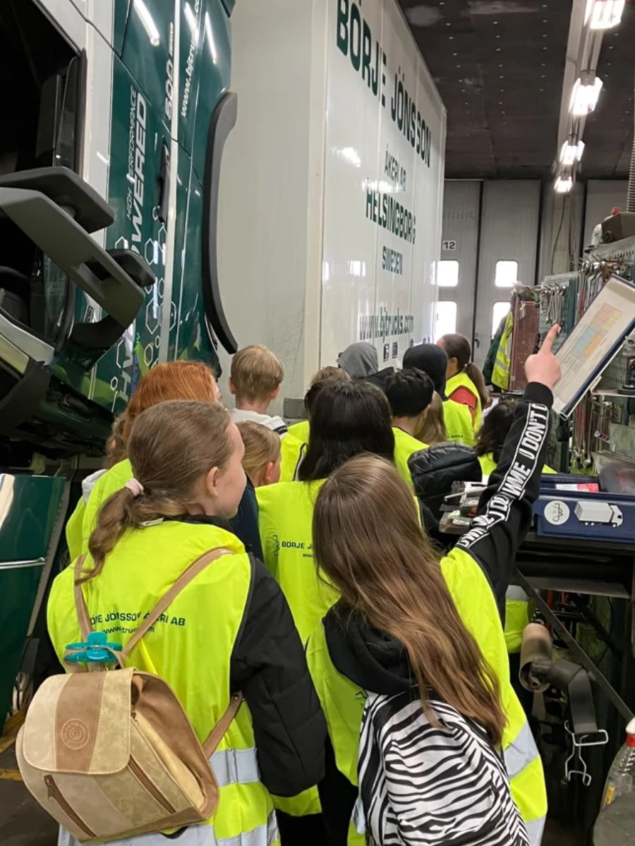 Ungdomar på besök hos Börje Jönsson Åkeri